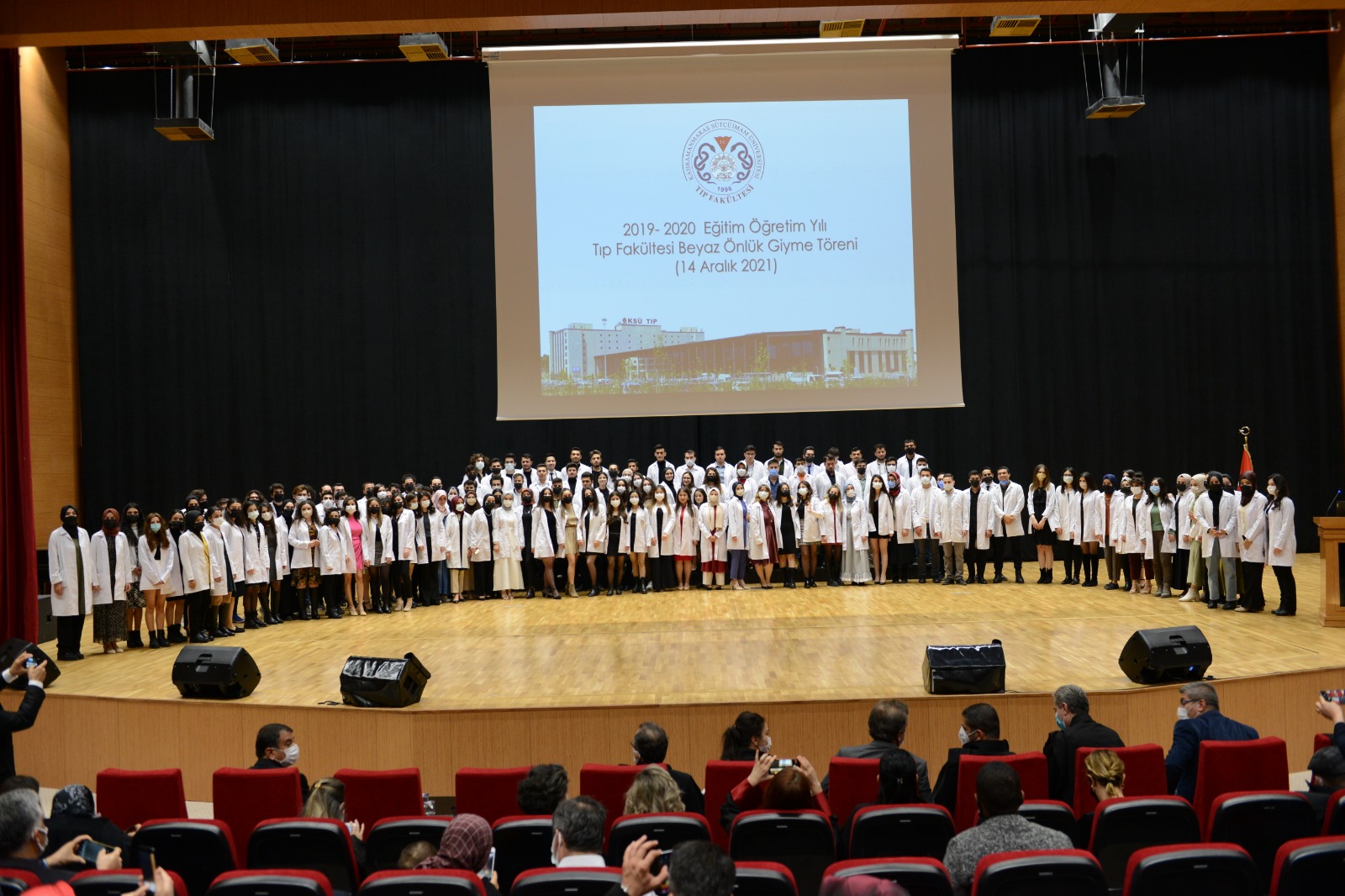 Üniversitemiz Tıp Fakültesi 3. Dönem Öğrencilerine Beyaz Önlükleri Törenle Giydirildi