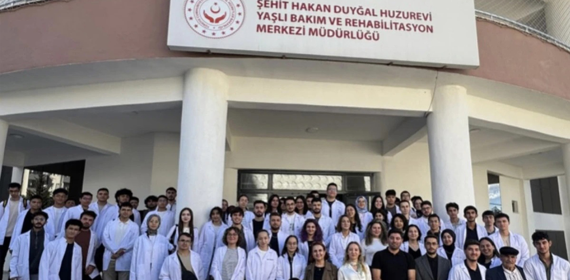 Fakültemiz Öğrencilerinden Huzurevi Ziyareti